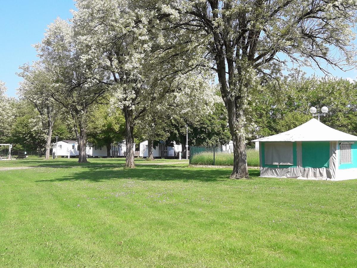 Camping Les Berges Du Cele